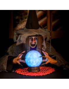 Sfera di cristallo luminosa blu con luci caleidoscopiche tenuta da strega con mantello per Halloween