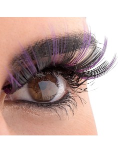 Ciglia finte lunghe colorate con sfumature viola applicate su occhio per makeup teatrale Halloween