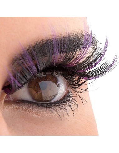 Ciglia finte lunghe colorate con sfumature viola applicate su occhio per makeup teatrale Halloween