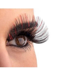 Ciglia finte lunghe nere e rosse metallizzate applicate su occhio per makeup teatrale Halloween