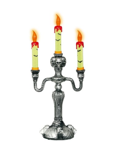 Candelabro argentato gotico con tre candele verdi accese per decorazioni Halloween horror