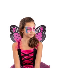 Bambina con tatuaggi temporanei farfalla sul viso e ali colorate per costume di Carnevale