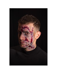 Tatuaggi temporanei cicatrici realistiche applicati su viso uomo per makeup horror Halloween