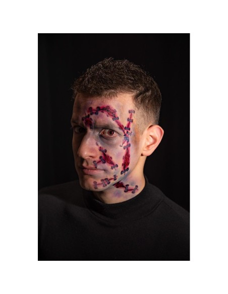 Tatuaggi temporanei cicatrici realistiche applicati su viso uomo per makeup horror Halloween