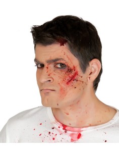 Cicatrice adesiva realistica con sangue applicata sul viso per trucco horror Halloween