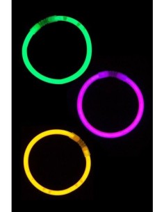 Otto bracciali luminosi fluorescenti colorati verde giallo e viola che brillano al buio su sfondo nero