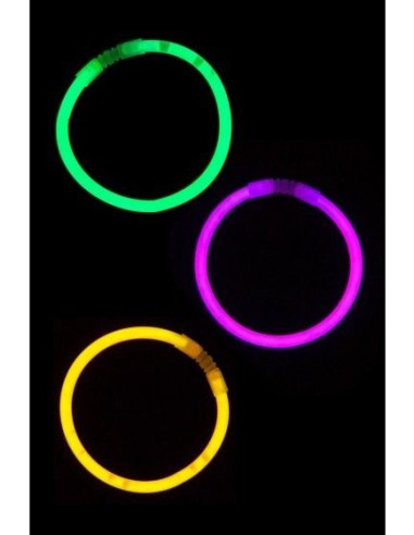 Otto bracciali luminosi fluorescenti colorati verde giallo e viola che brillano al buio su sfondo nero