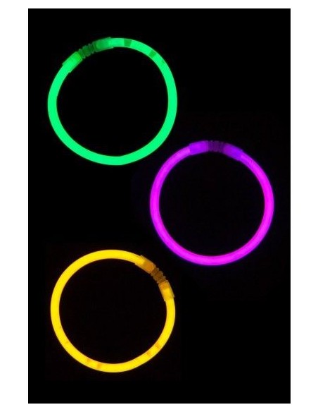 Otto bracciali luminosi fluorescenti colorati verde giallo e viola che brillano al buio su sfondo nero