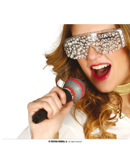 Microfono argentato in plastica tenuto da donna con occhiali brillanti per costume da cantante