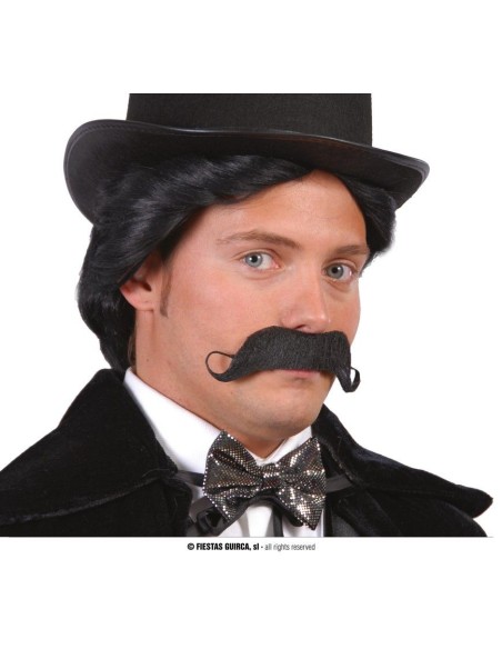 Baffi neri finti con estremità ricurve indossati da uomo in costume d'epoca con cappello e papillon
