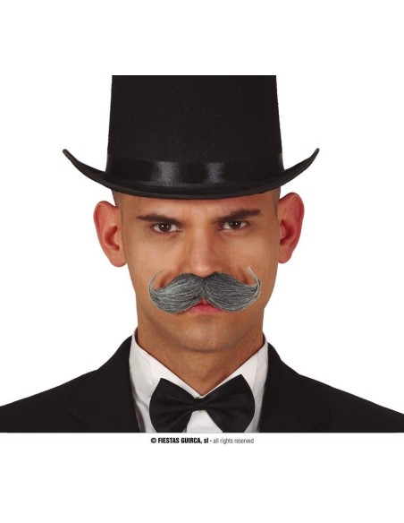 Baffi grigi finti applicati su uomo con cappello nero e abito elegante per costume d'epoca vintage