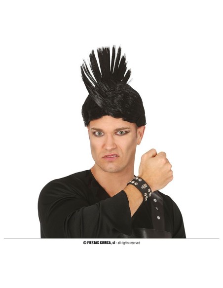 Polsini neri simil cuoio con teschi indossati da uomo in costume dark gothic per Halloween