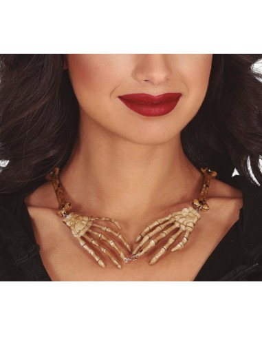 Collana braccia scheletro dorata indossata su décolleté per costume Halloween horror