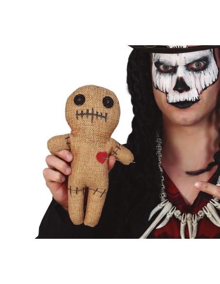 Bambola voodoo in tessuto beige con occhi neri e cuore rosso per decorazioni Halloween horror spaventose