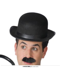 Bombetta nera in feltro con fascia raso indossata da uomo con baffi per costume d'epoca