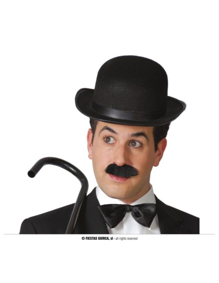 Bombetta nera in feltro con fascia raso indossata da uomo con baffi per costume d'epoca