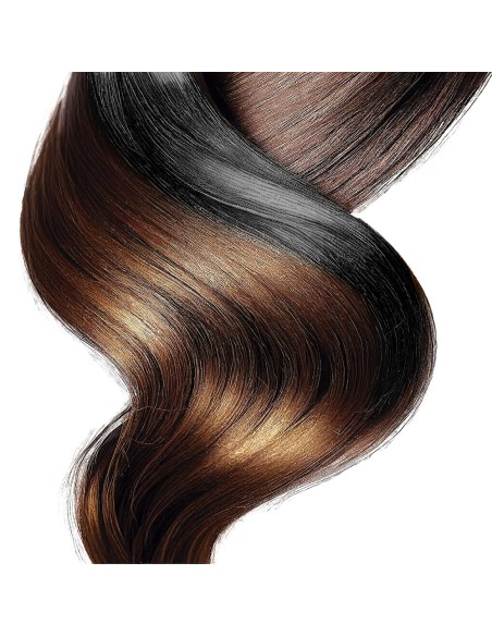 Ciocca di capelli ondulati con sfumature castane e riflessi dorati su sfondo bianco