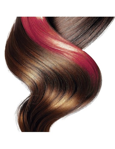 Ciocca di capelli con spray colorante rosso temporaneo per trucco teatrale e costumi