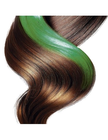 Spray colorante verde per capelli temporaneo su ciocca di capelli castani per trucco e travestimenti