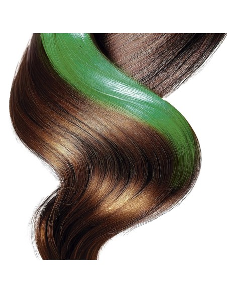 Spray colorante verde per capelli temporaneo su ciocca di capelli castani per trucco e travestimenti