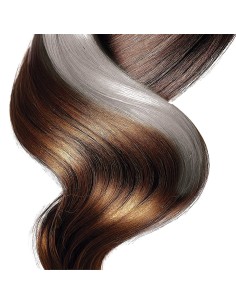 Capelli ondulati con effetto spray colorante argento metallizzato per trucco e trasformazione look