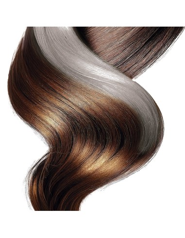 Capelli ondulati con effetto spray colorante argento metallizzato per trucco e trasformazione look