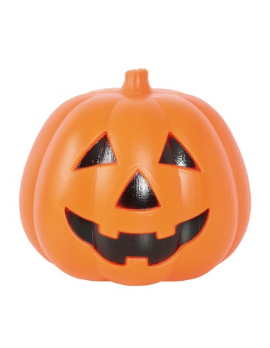 Due zucche luminose arancioni con volti intagliati su foglie autunnali per decorazioni Halloween
