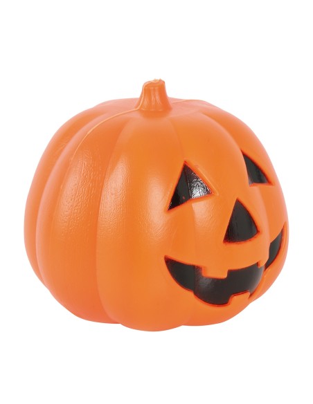 Due zucche luminose arancioni con volti intagliati su foglie autunnali per decorazioni Halloween