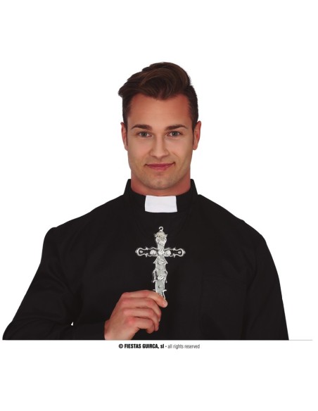 Uomo con croce argento 15 cm in PVC e costume da prete nero con colletto bianco per teatro