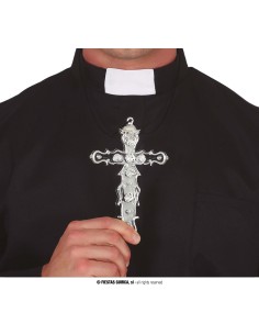 Uomo con croce argento 15 cm in PVC e costume da prete nero con colletto bianco per teatro 2
