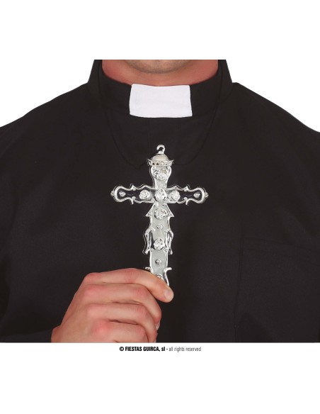Uomo con croce argento 15 cm in PVC e costume da prete nero con colletto bianco per teatro