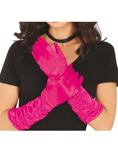 Guanti rugosi fucsia lunghi 40 cm indossati con vestito nero per travestimenti e feste a tema