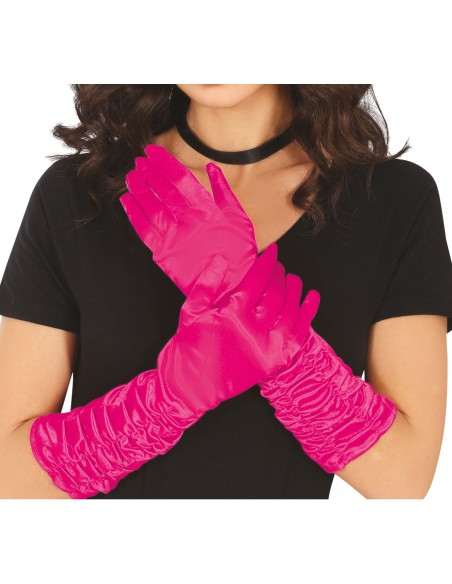 Guanti rugosi fucsia lunghi 40 cm indossati con vestito nero per travestimenti e feste a tema