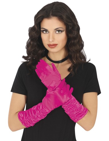 Guanti rugosi fucsia lunghi 40 cm indossati con vestito nero per travestimenti e feste a tema