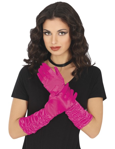 Guanti rugosi fucsia lunghi 40 cm indossati con vestito nero per travestimenti e feste a tema