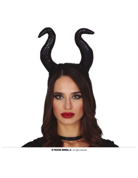 Diadema strega con corna nere ricurve indossato da donna per costume Halloween