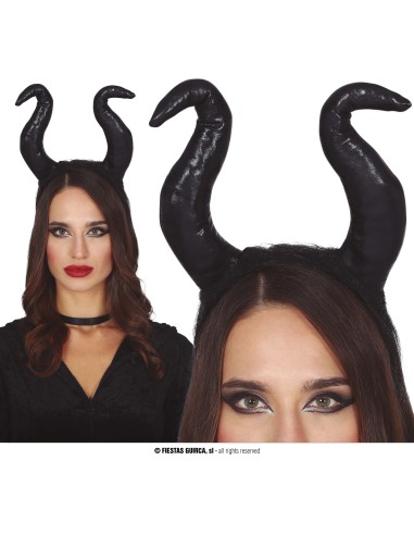 Diadema strega con corna nere ricurve indossato da donna per costume Halloween
