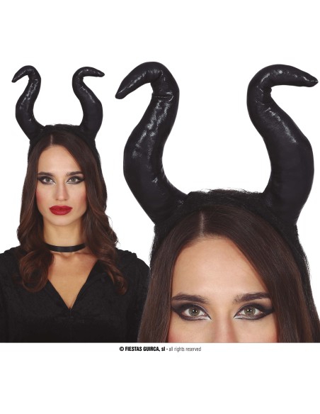 Diadema strega con corna nere ricurve indossato da donna per costume Halloween