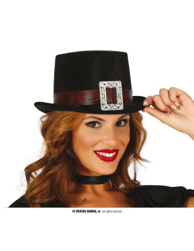 Donna con cilindro nero in feltro con fascia bordeaux e fibia argentata per costume vittoriano
