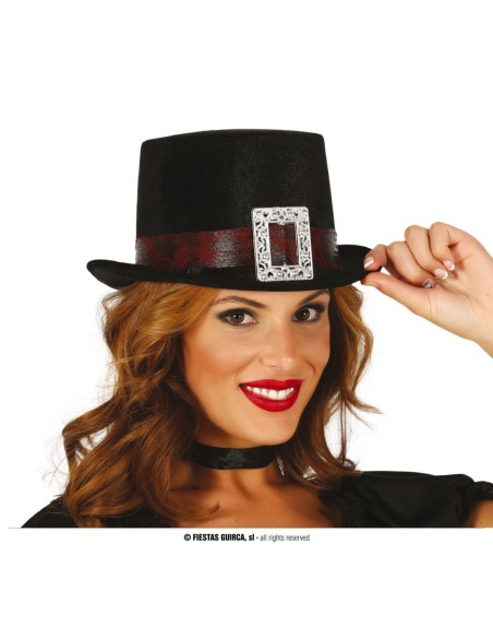 Donna con cilindro nero in feltro con fascia bordeaux e fibia argentata per costume vittoriano