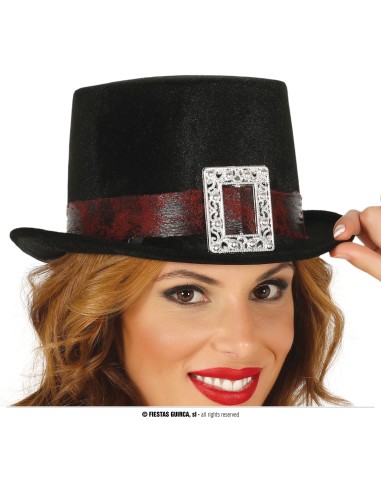 Donna con cilindro nero in feltro con fascia bordeaux e fibia argentata per costume vittoriano