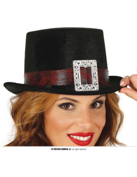 Donna con cilindro nero in feltro con fascia bordeaux e fibia argentata per costume vittoriano