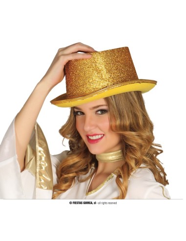 Cappello a cilindro dorato in lurex brillante indossato da donna per feste eleganti