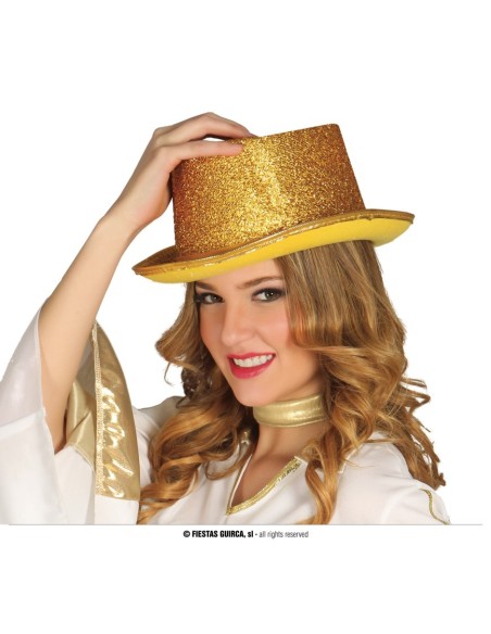 Cappello a cilindro dorato in lurex brillante indossato da donna per feste eleganti
