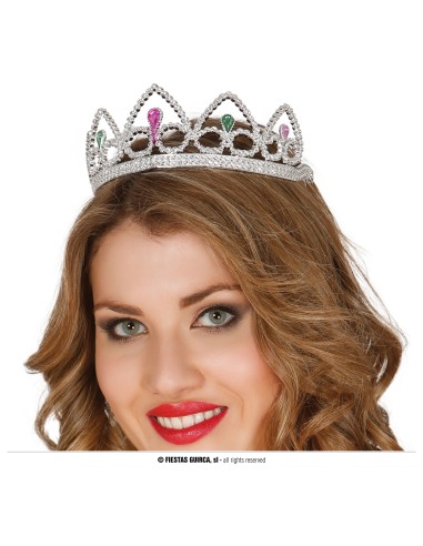 Coroncina da regina argentata con strass colorati e pietre rosa indossata da donna bionda