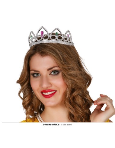 Coroncina da regina argentata con strass colorati e pietre rosa indossata da donna bionda