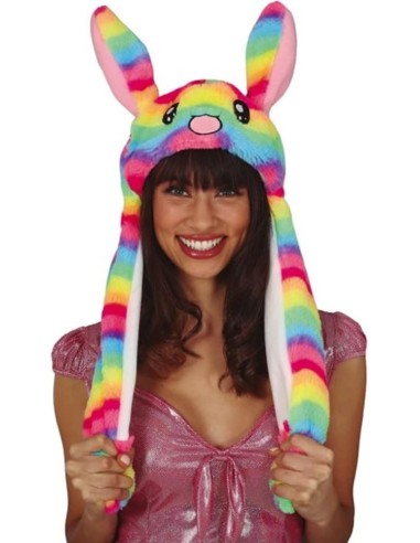 Cappello coniglietta multicolore con orecchie pendenti arcobaleno indossato da ragazza sorridente