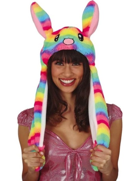 Cappello coniglietta multicolore con orecchie pendenti arcobaleno indossato da ragazza sorridente