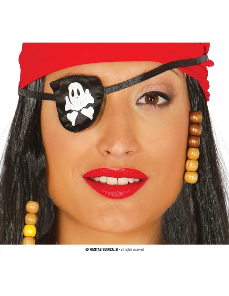 Benda pirata nera con teschio bianco indossata da donna con cappello rosso per costume pirata