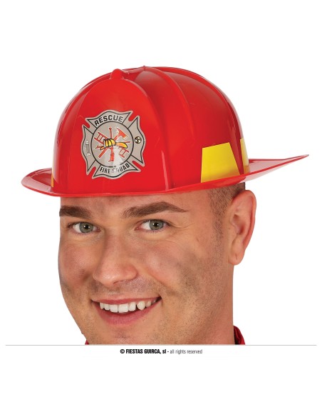 Casco pompiere rosso con stemma e visiera gialla indossato da uomo sorridente per travestimenti